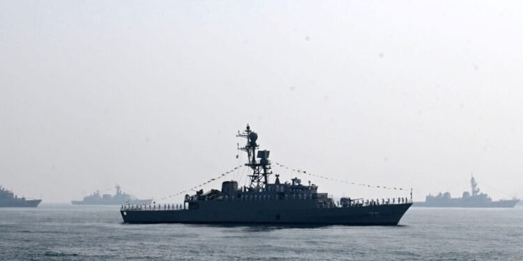 US submarine sinks Iranian warship off Sri Lanka