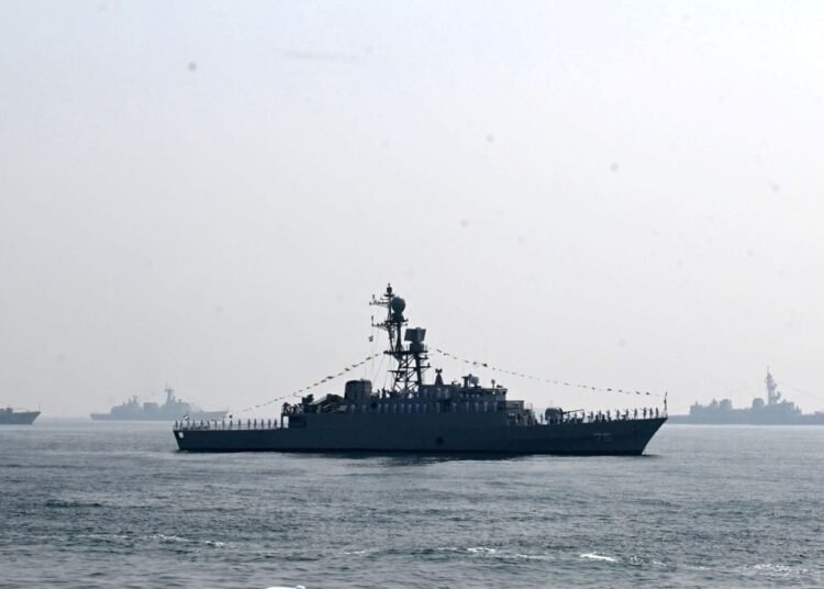 US submarine sinks Iranian warship off Sri Lanka