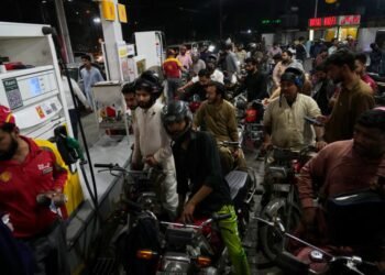 Oil and gas prices rapidly rise as Iran war shows no signs of letting up