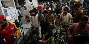 Oil and gas prices rapidly rise as Iran war shows no signs of letting up