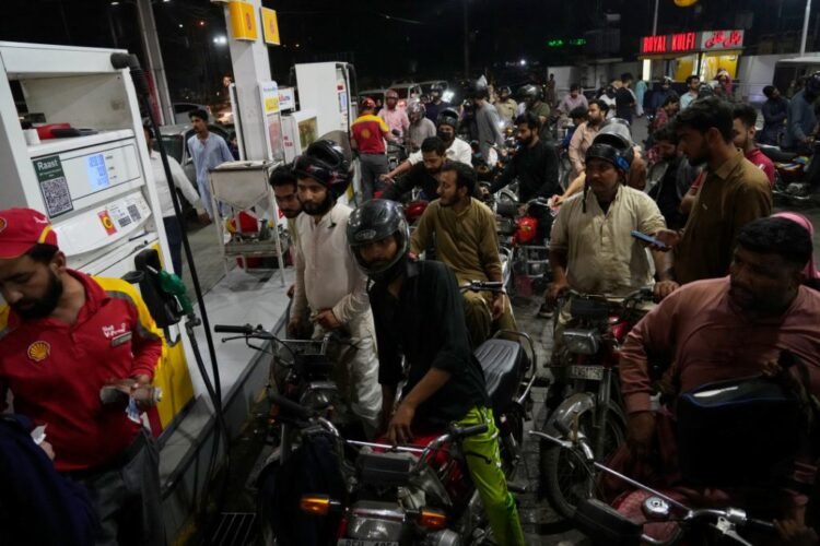 Oil and gas prices rapidly rise as Iran war shows no signs of letting up