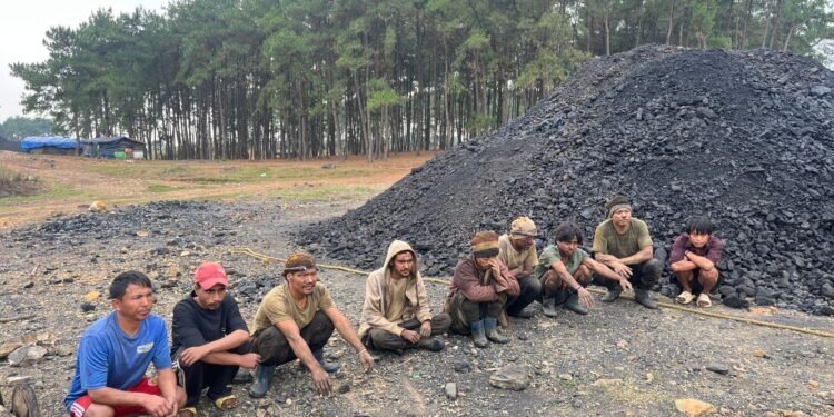Cops raid illegal coal mine in EJH; 9 workers arrested