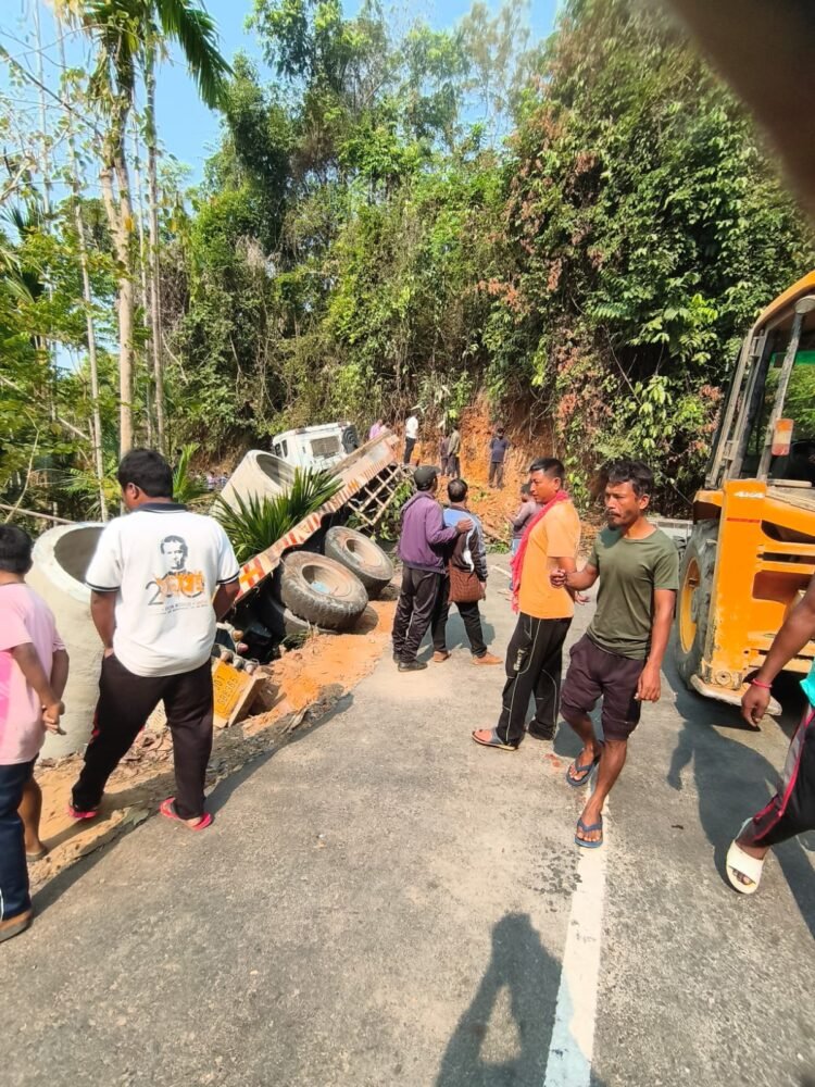 14-wheeler truck loaded with pipes crashes