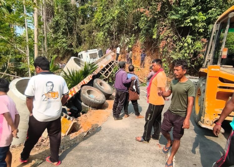 14-wheeler truck loaded with pipes crashes