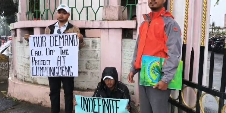 Green-Tech try to block Secretariat in Lumpongdeng protest