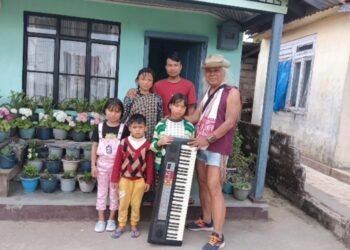 Lou Majaw gifts electric keyboard to visually challenged pianist