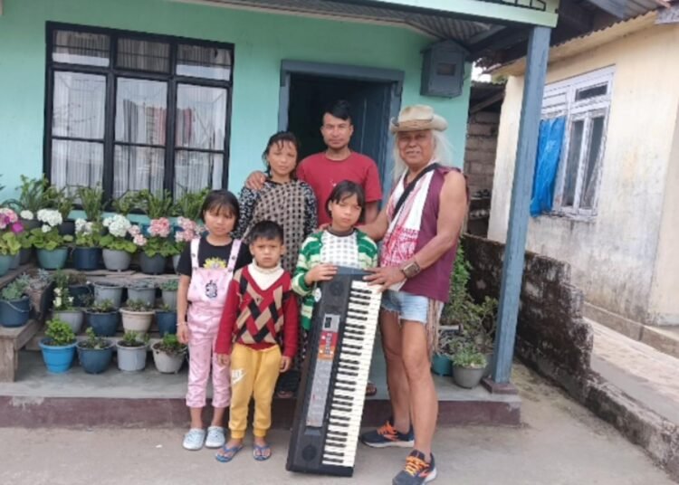 Lou Majaw gifts electric keyboard to visually challenged pianist