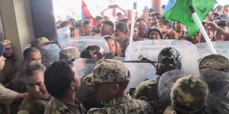 Protestors besiege EJH DC’s office over Shree Cement