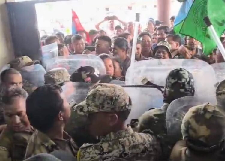 Protestors besiege EJH DC’s office over Shree Cement