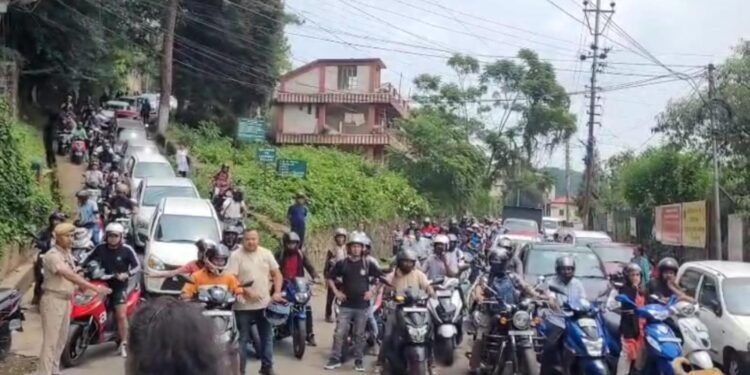Road block rage: Commuters held hostage by VVIPs arrival