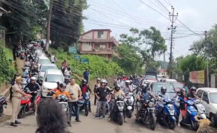 Road block rage: Commuters held hostage by VVIPs arrival