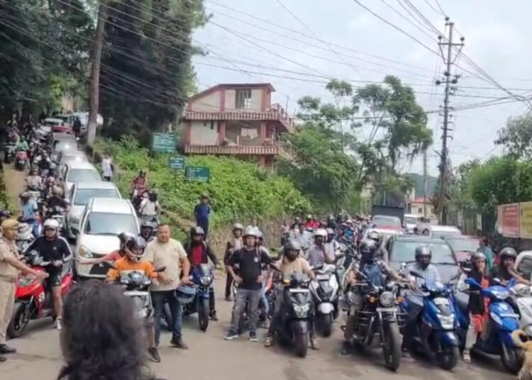 Road block rage: Commuters held hostage by VVIPs arrival