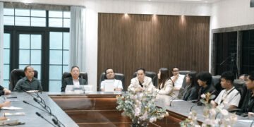 Assembly speaker interacts with student interns