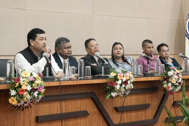 Speaker encourages youth to participate in public life