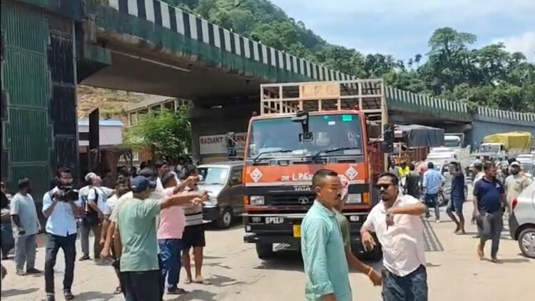 Assam cab operators suspend blockade against Meghalaya vehicles
