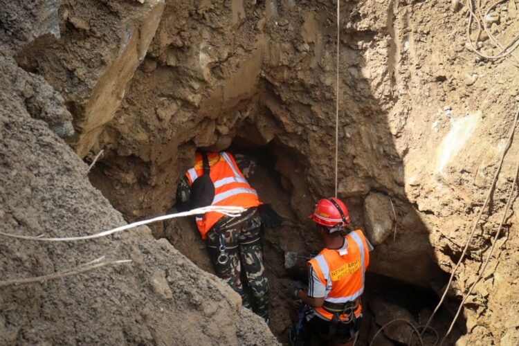 Nepal floods: Tunnel workers recount desperate flights as hundreds remain trapped