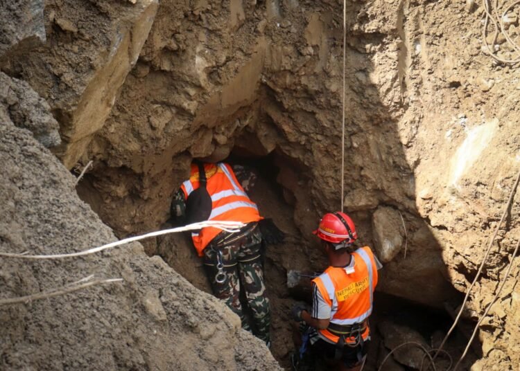 Nepal floods: Tunnel workers recount desperate flights as hundreds remain trapped