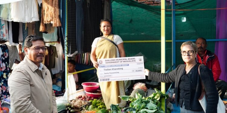 CM distributes relocation grant to vendors