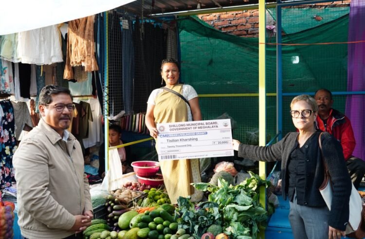 CM distributes relocation grant to vendors