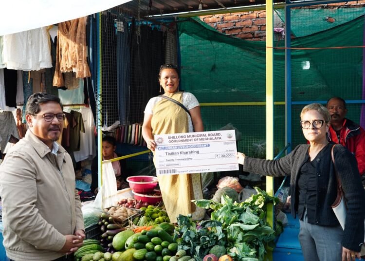 CM distributes relocation grant to vendors