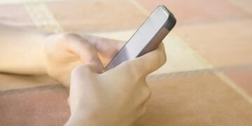 SC asks Centre to examine statutory safeguards for minors on social media