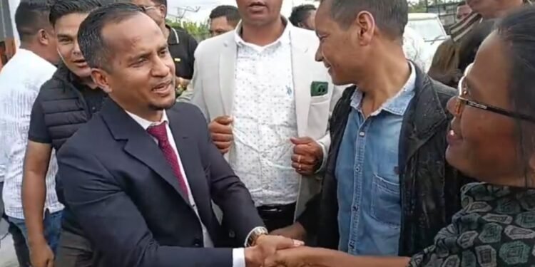Kyrmen puts choice of party in supporters’ hands