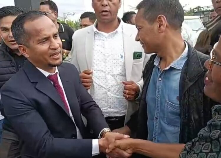 Kyrmen puts choice of party in supporters’ hands