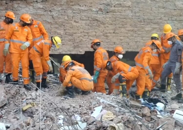 5 dead in building collapse in South Delhi, many trapped; owner on run