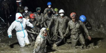 Nepal floods: 6 bodies found in tunnel; 6,100 missing