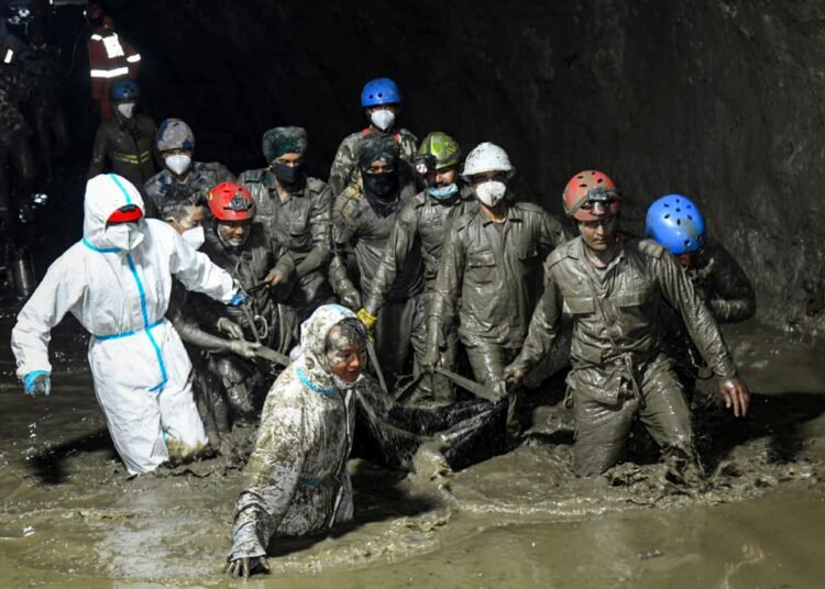 Nepal floods: 6 bodies found in tunnel; 6,100 missing