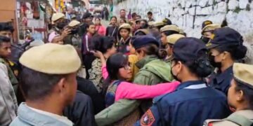 Hawkers clash with SMB workers, cops in Jail Road