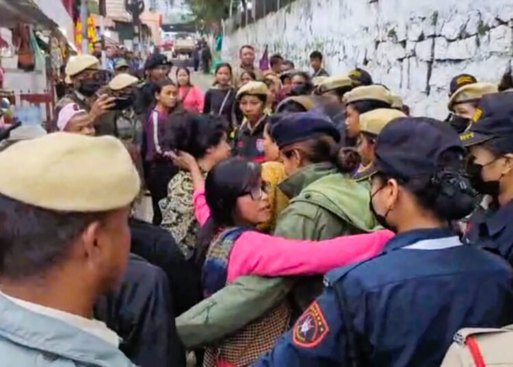 Hawkers clash with SMB workers, cops in Jail Road