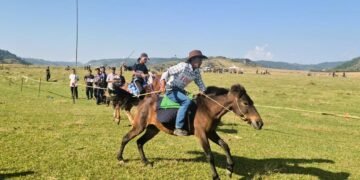 Kites soar, hooves thunder for Golden Jubilee in WKH