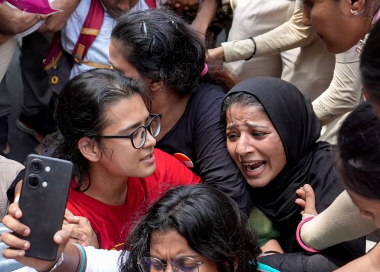 700 detained as AAP, student groups take to streets in Delhi, stopped from reaching Jantar Mantar