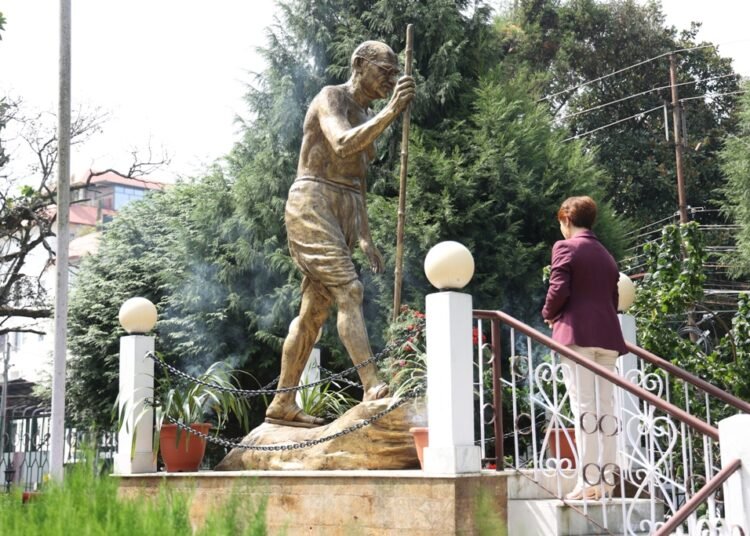 Secretariat pays tribute to Mahatma Gandhi