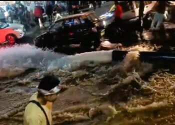 Vehicles damaged after huge water pipe bursts in Polo during rush hour