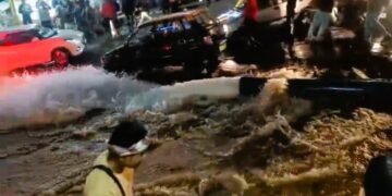 Vehicles damaged after huge water pipe bursts in Polo during rush hour
