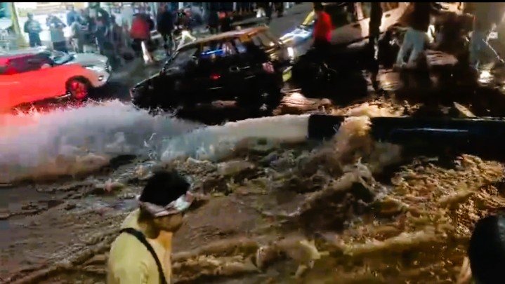 Vehicles damaged after huge water pipe bursts in Polo during rush hour